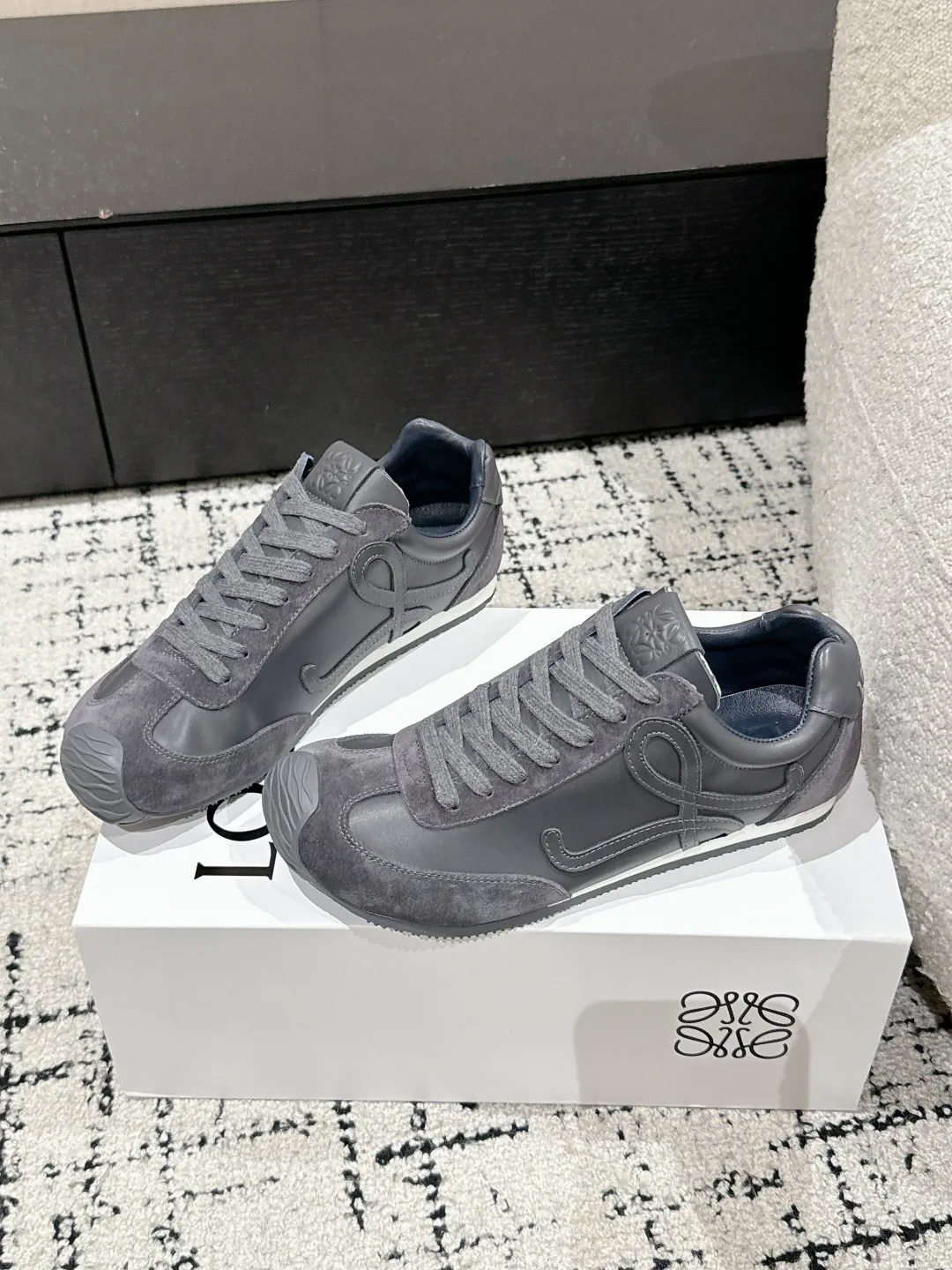 👟👟Ex-factory price 620👟👟 #couples model Top version LOEWE 25/ Latest catwalk model Ballet Runner 2.0. Couple model Ballet Casual Sports Shoes Moral Training Shoes Forrest Gump Shoes Original purchase and development Production Fabric matching Repeated selection of materials Nylon and calfskin leather sneakers featuring an asymmetric toe design, sock-like internal construction, and lightweight rubber outsole extending to the toe. ✔️Fabric: original customized imported first-layer cowhide ✔️Lining: imported soft sheepskin + mesh lining ✔️Sole: original molded anti-slip rubber material ✔️Sole thickness: increased by 2.5CM ✔️Size: #35-45 (45 for women, 45 for men, custom-made, non-refundable)